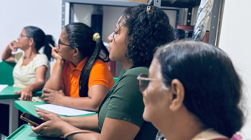 Mulheres participando de atividade comunitária do Instituto Cadhes
