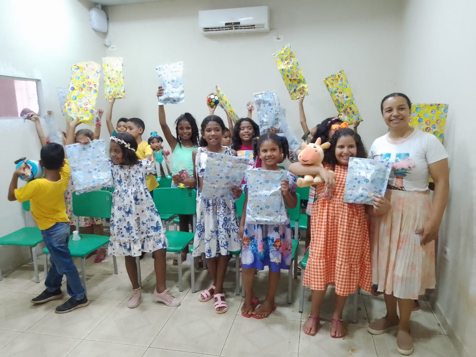 Crianças celebram uma atividade realizada pelo EduCadhes