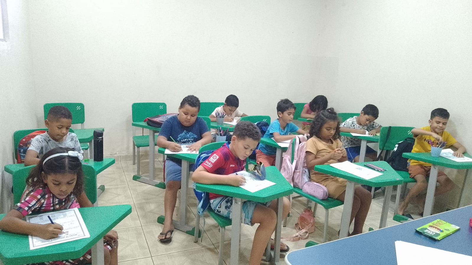 Crianças realizam atividades de aprendizagem em sala