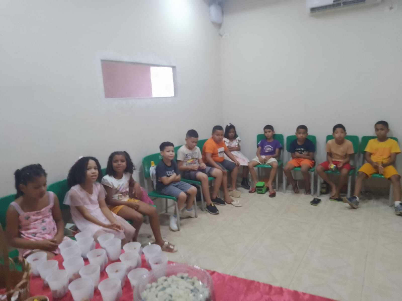 Crianças reunidas em momento de convivência