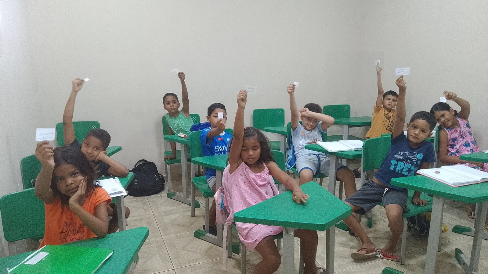 Turma do EduCadhes durante atividade em sala