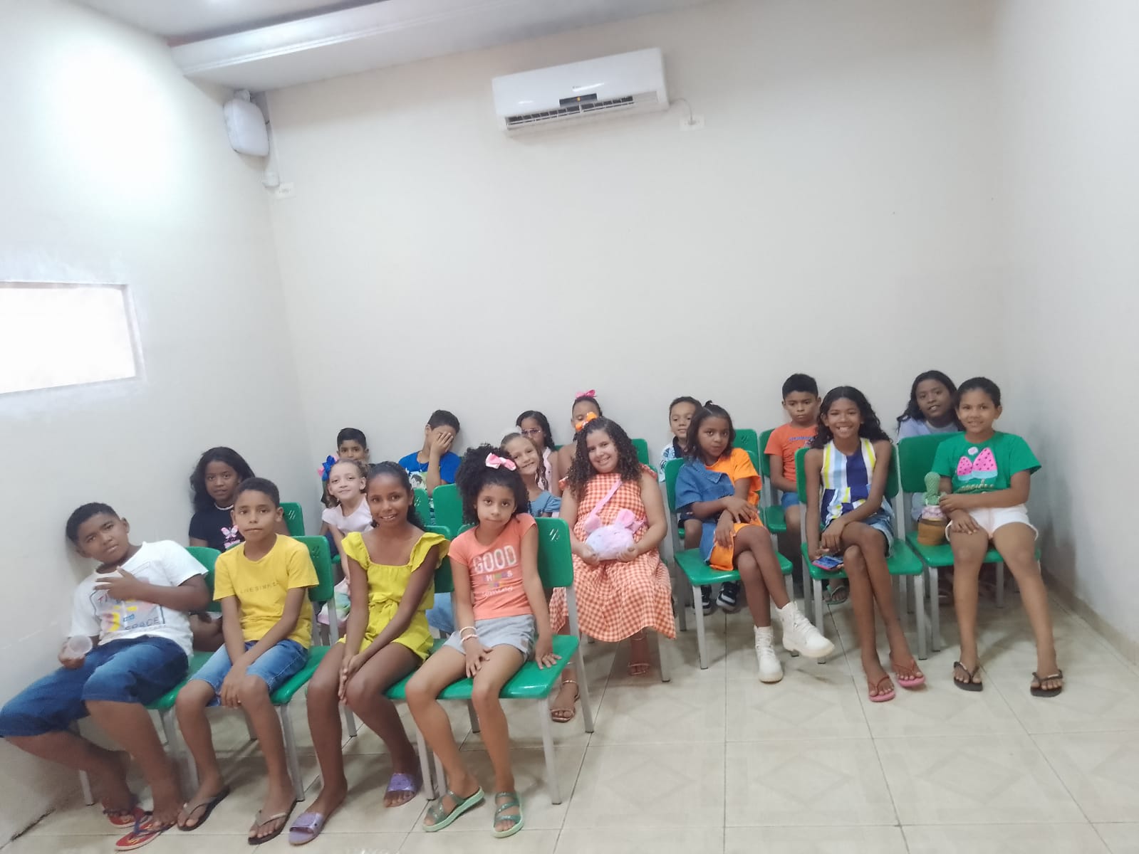 Turma de crianças atendidas pelo EduCadhes