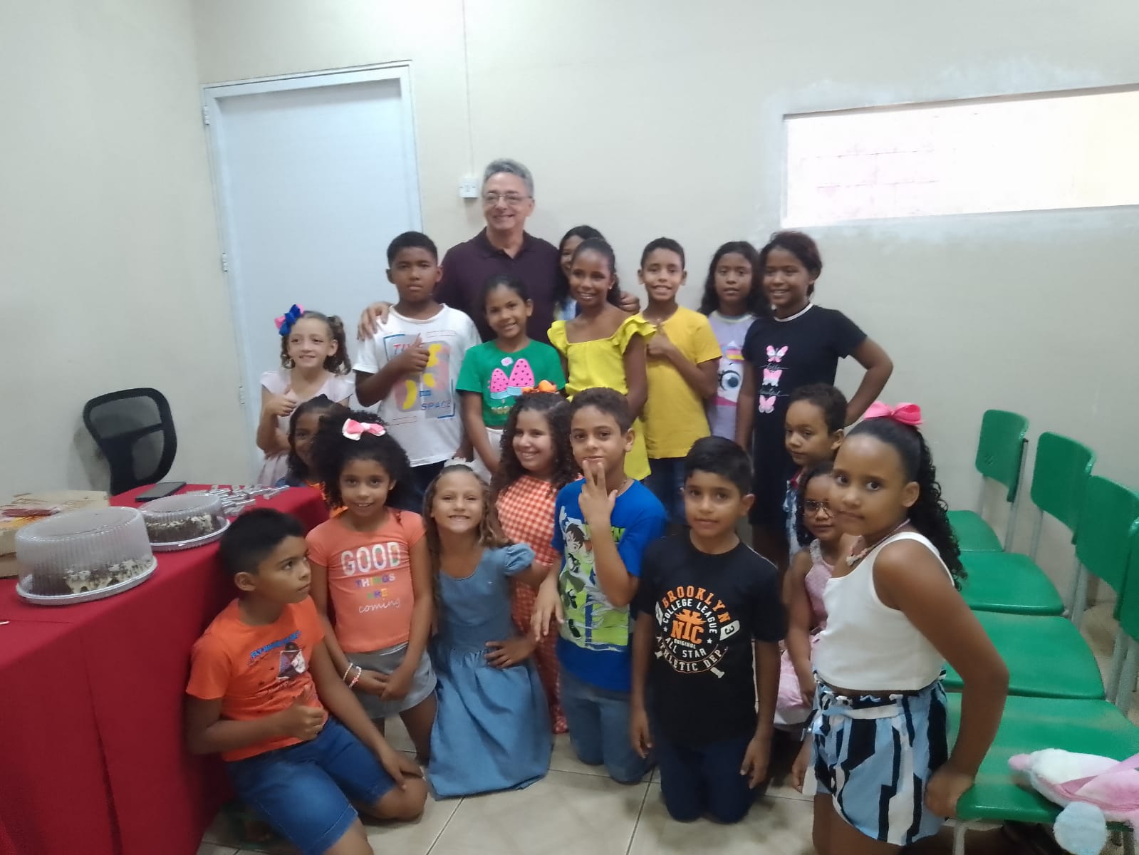 Crianças e educador reunidos em atividade do EduCadhes