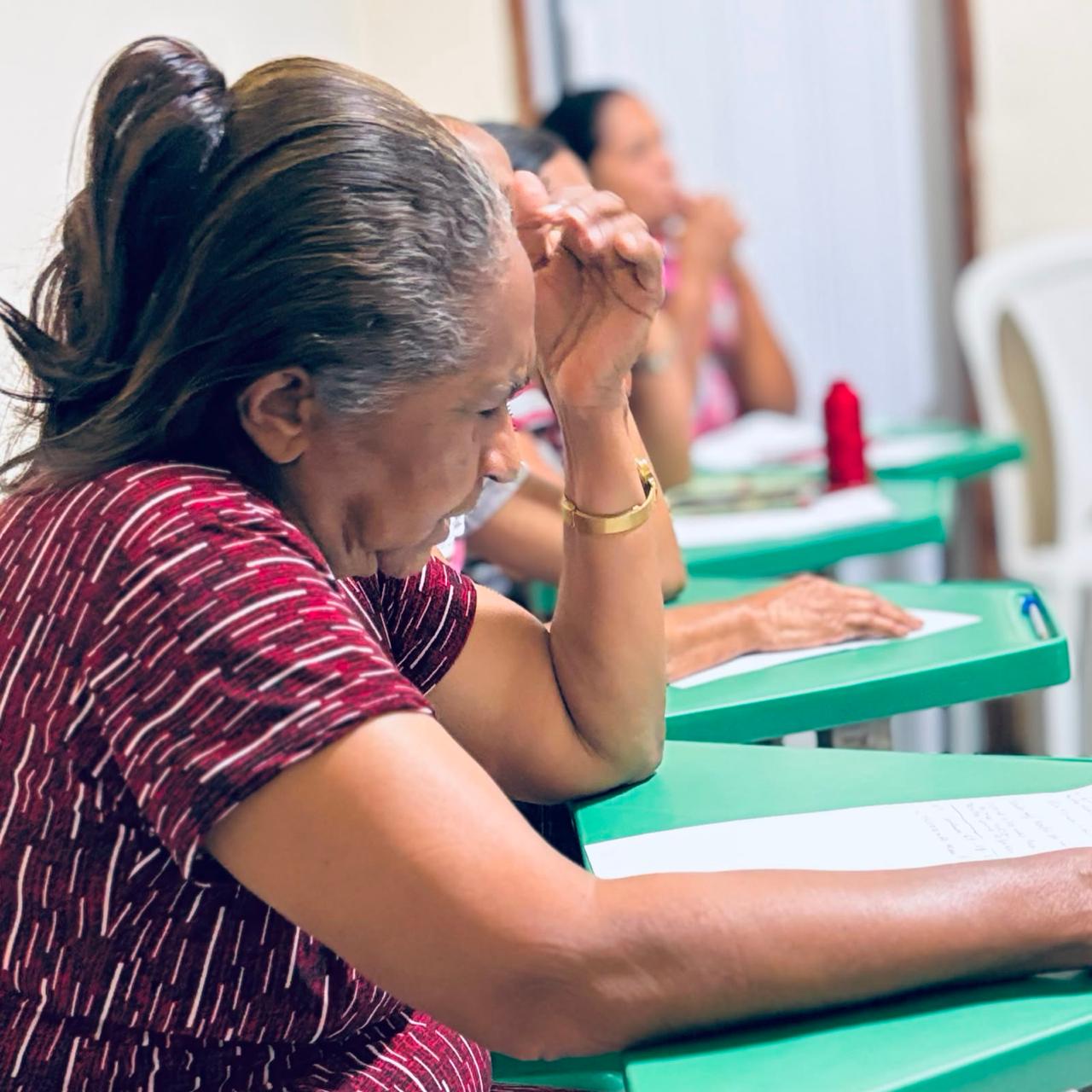 Participante escreve durante uma oficina